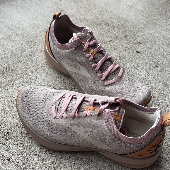 NWOT Brooks Levitate 2 Limited Edition Le Pink Running Shoes size 10 - Picture 1 of 8